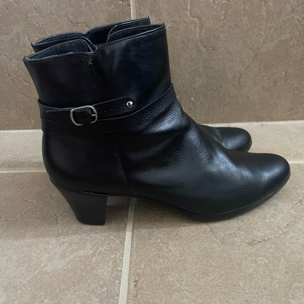 Munro Dylan Black Leather Buckle Ankle Strap Boots - Women's 11N